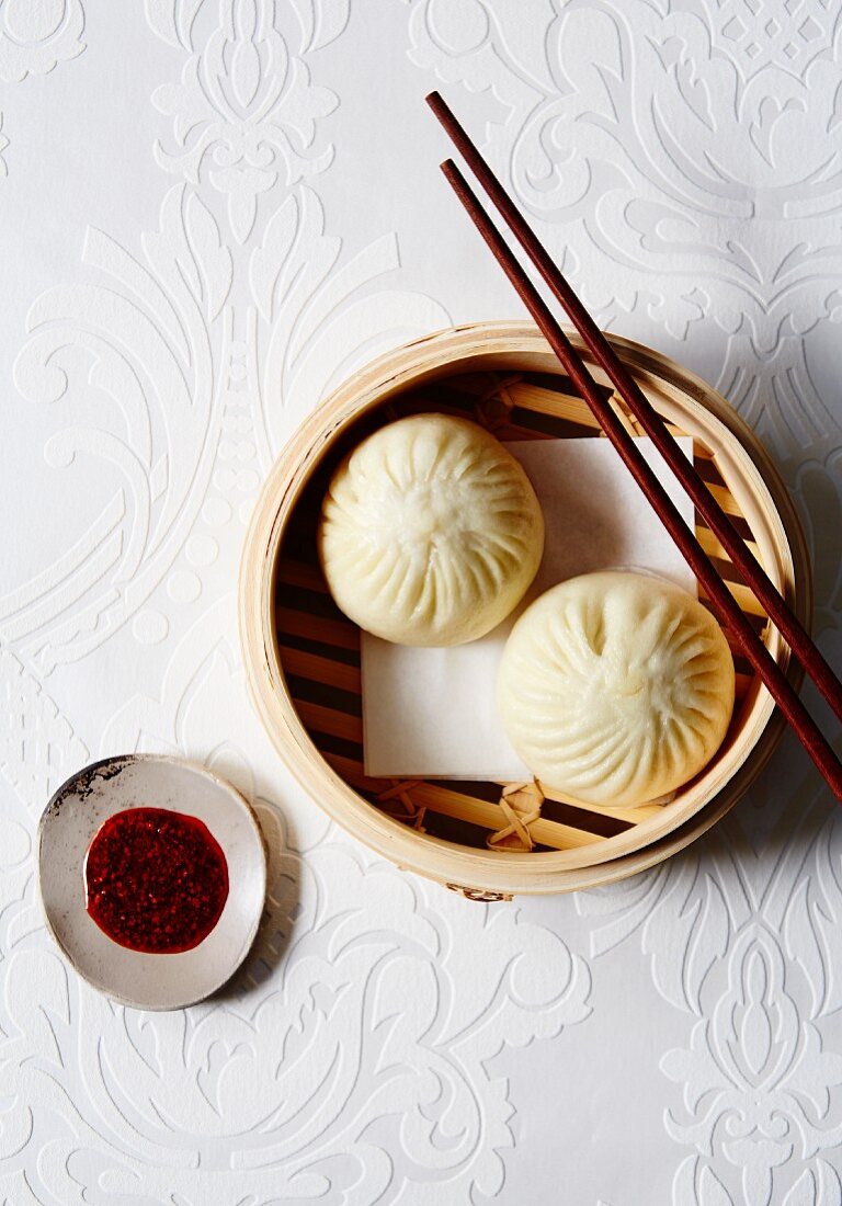 Steamed dumplings with a pork filling, with chilli sauce (China)