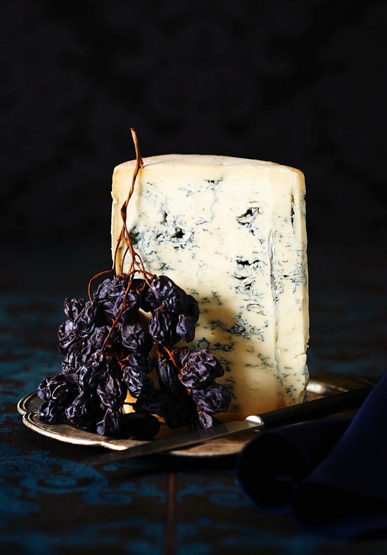 Blue cheese with dried grapes