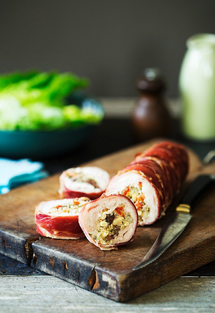 Gefüllte Hähnchenroulade mit Quinoa, Pinienkernen und getrockneten Tomaten