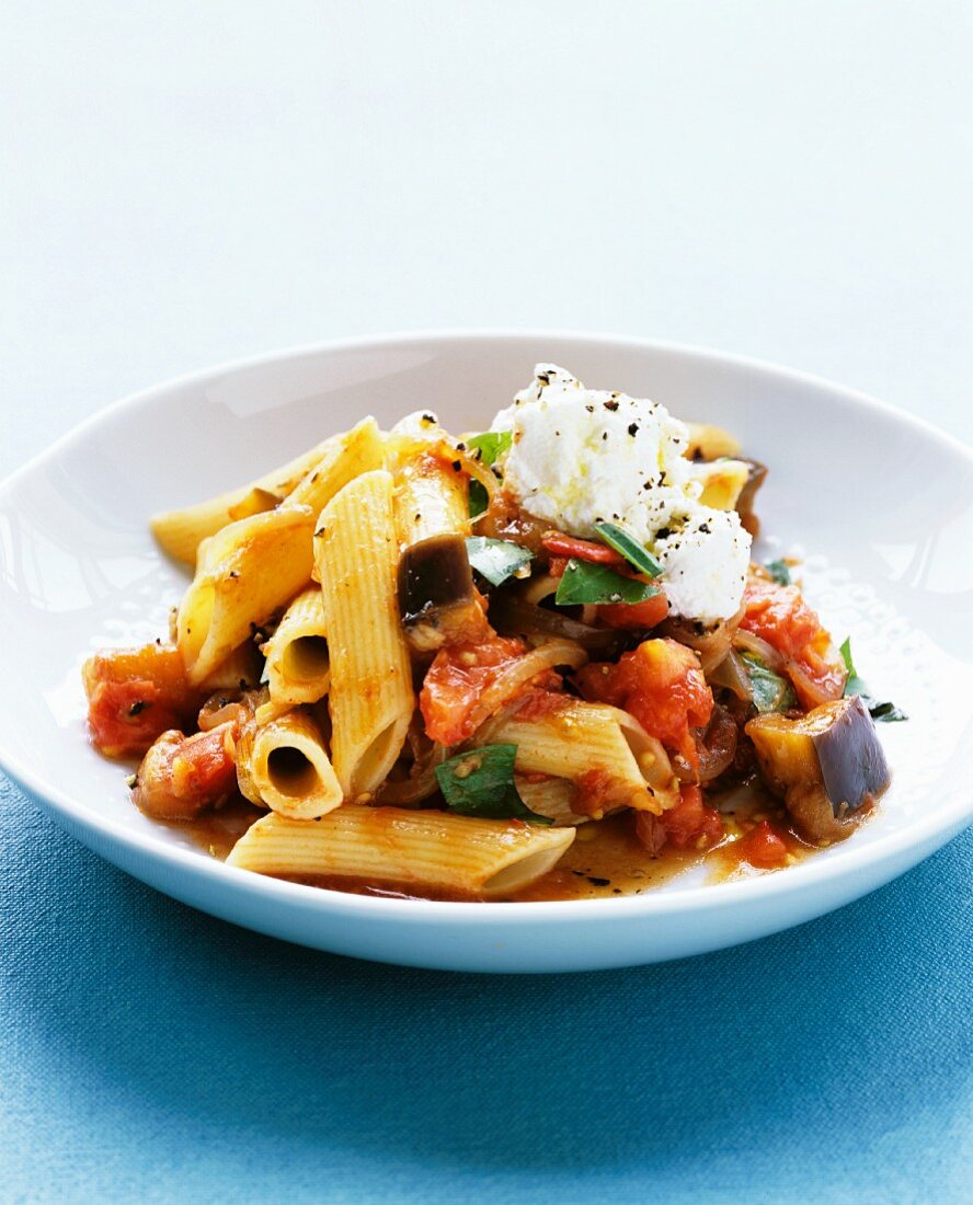 Penne alla Norma mit Tomaten, Auberginen und Ricotta (Sizilien)