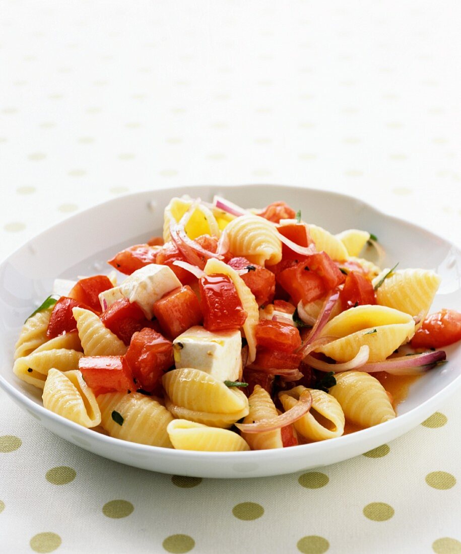 Muschelnudelsalat mit Tomaten, Zwiebeln und Feta