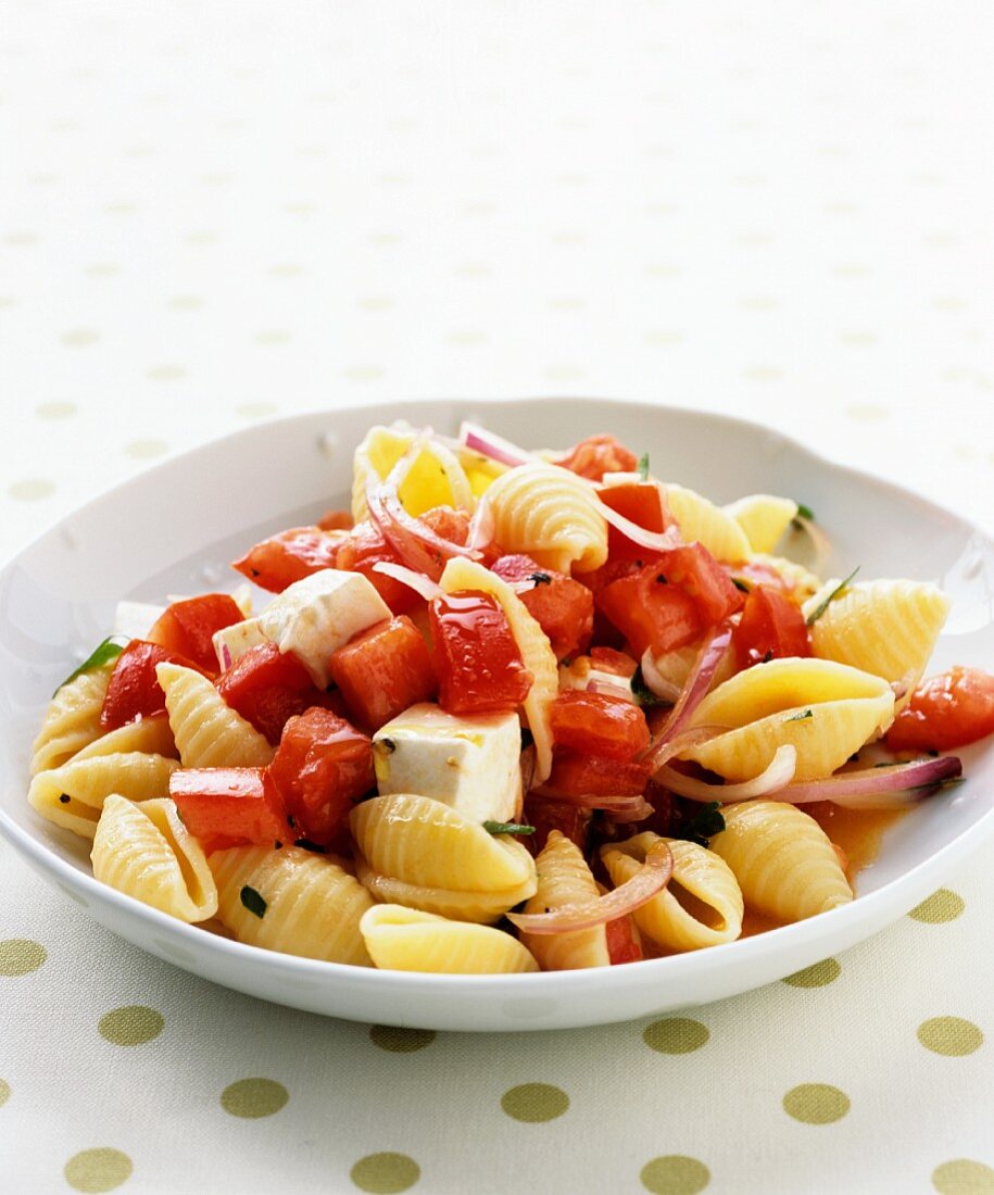 Pasta shells with tomatoes, onions and feta