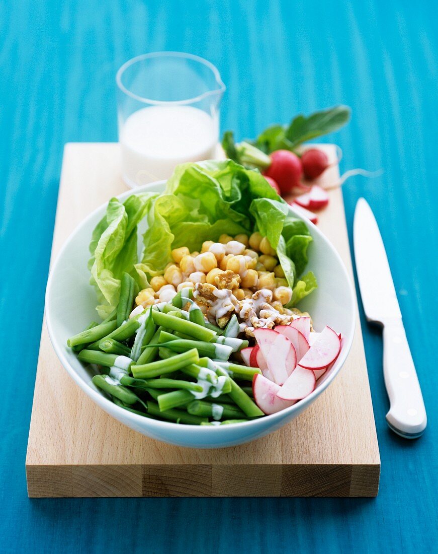 Salat mit Kichererbsen, Bohnen, Radieschen & Buttermilchdressing