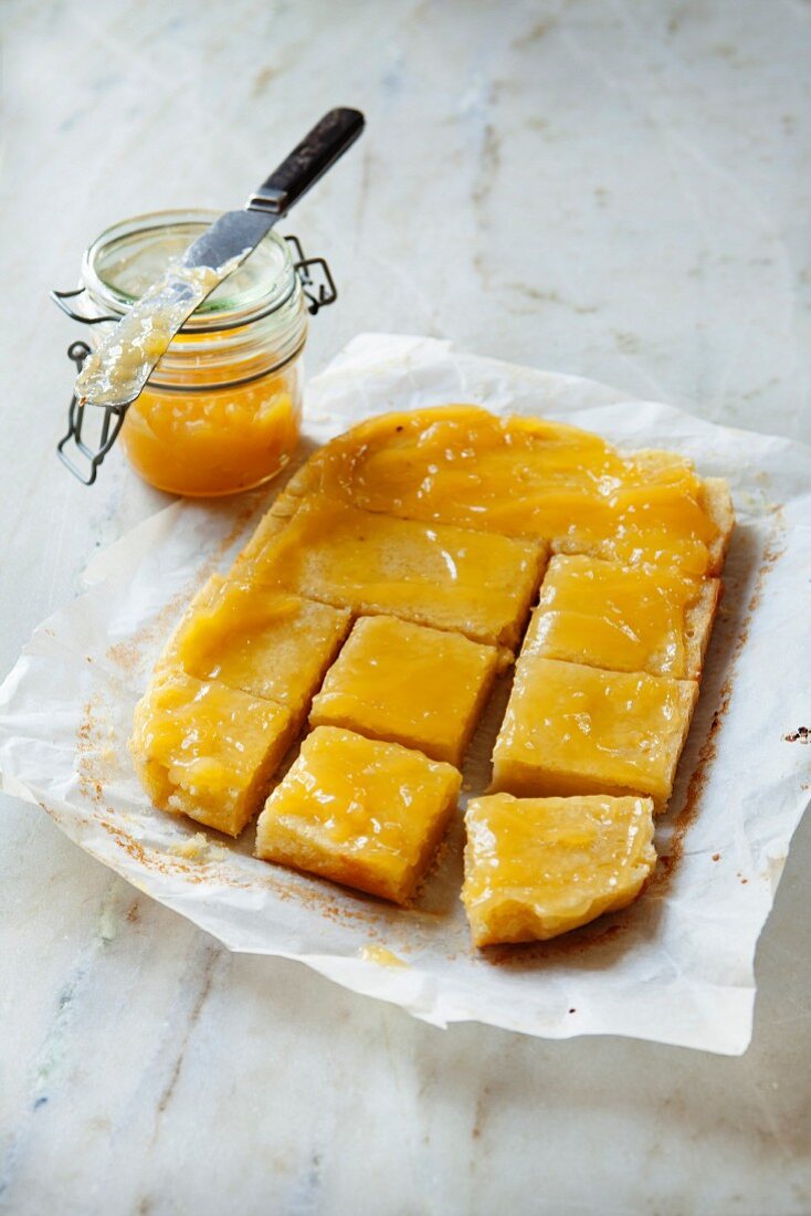 Blechkuchen mit Zitronengelee, in Quadrate geschnitten