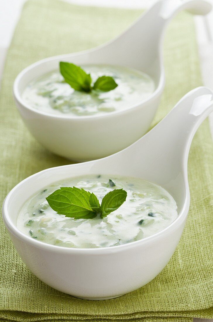 Kalte Gurken-Joghurt-Suppe mit Minze