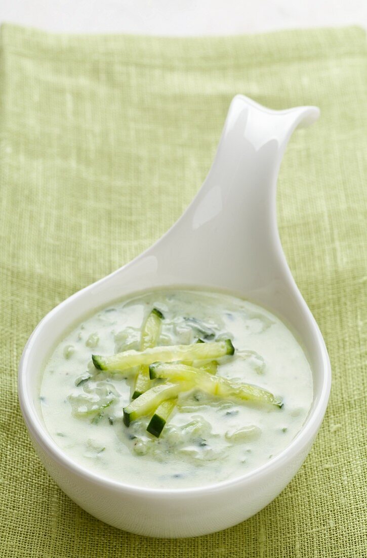 Kalte Gurken-Joghurt-Suppe mit Minze