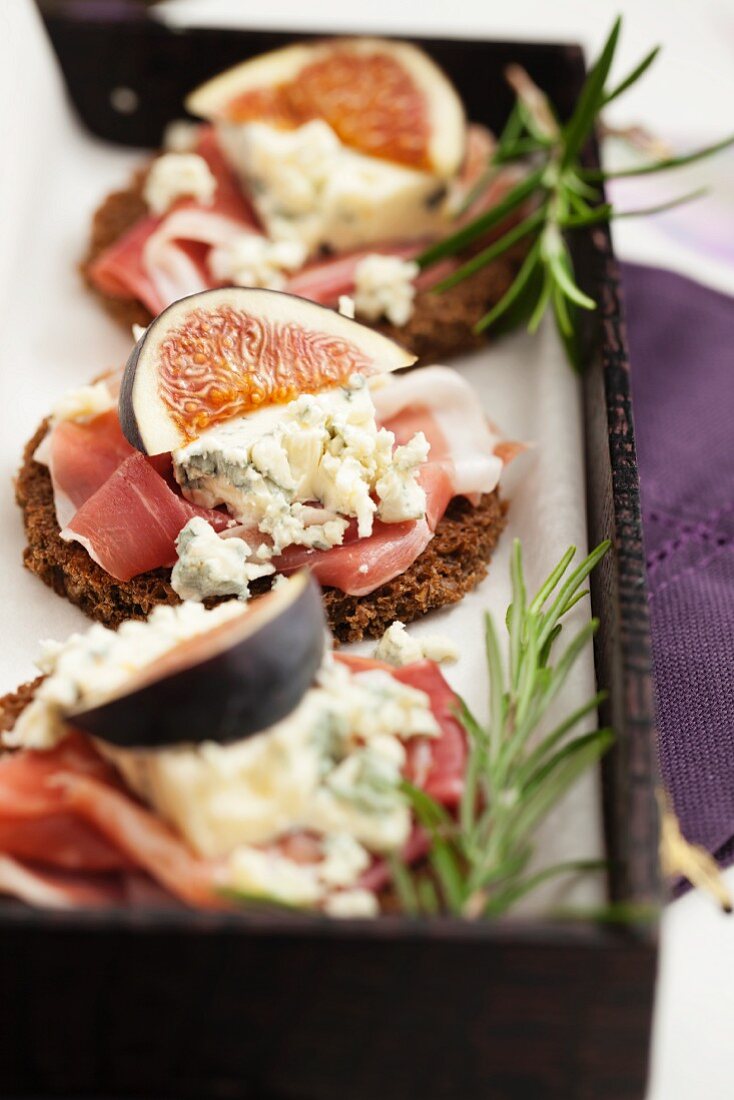 Pumpernickel with prosciutto, blue cheese and figs