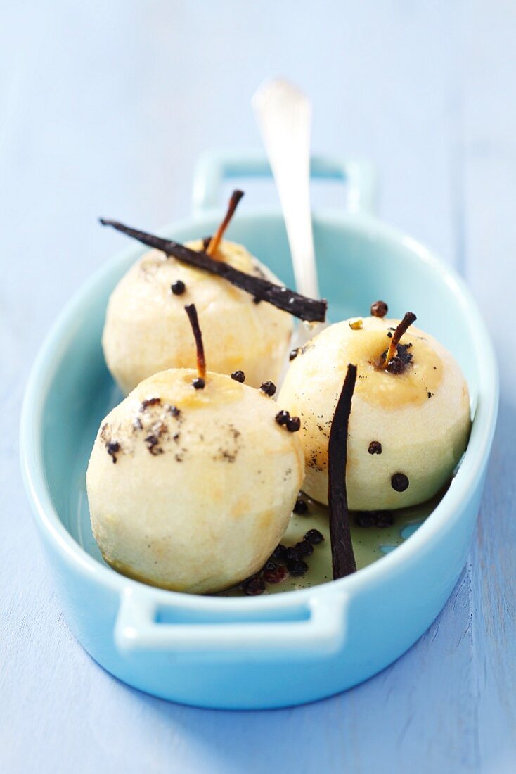 Baked apples with peppercorns and vanilla