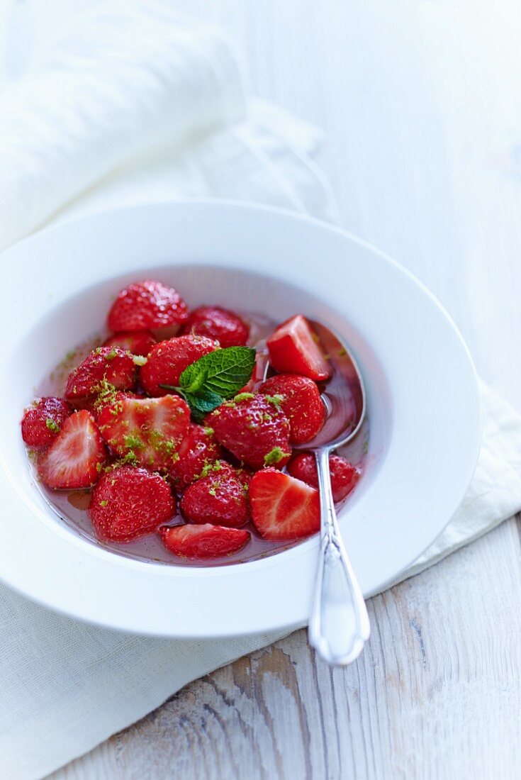 Erdbeeren mit Limettensirup