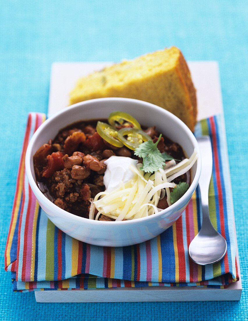 Chili con carne mit Jalapenos, Sauerrahm und Käse