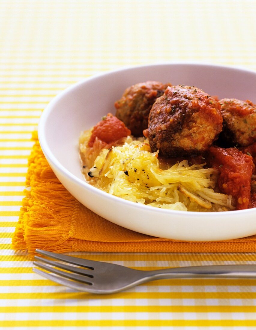 Hackbällchen mit Tomaten und Salat