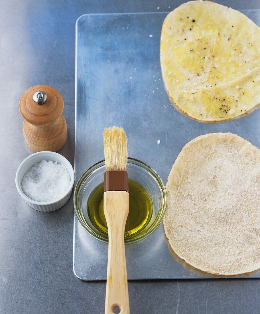 Tortillas mit Olivenöl, Pfeffer und Salz