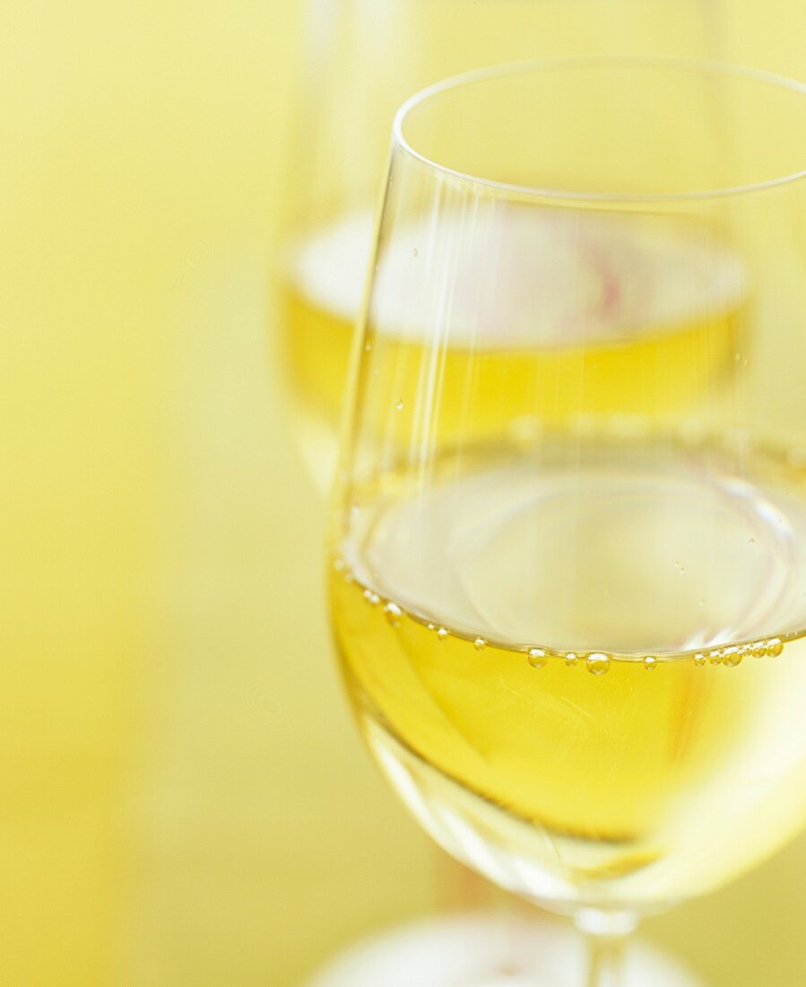 Two glasses of white wine (close-up)