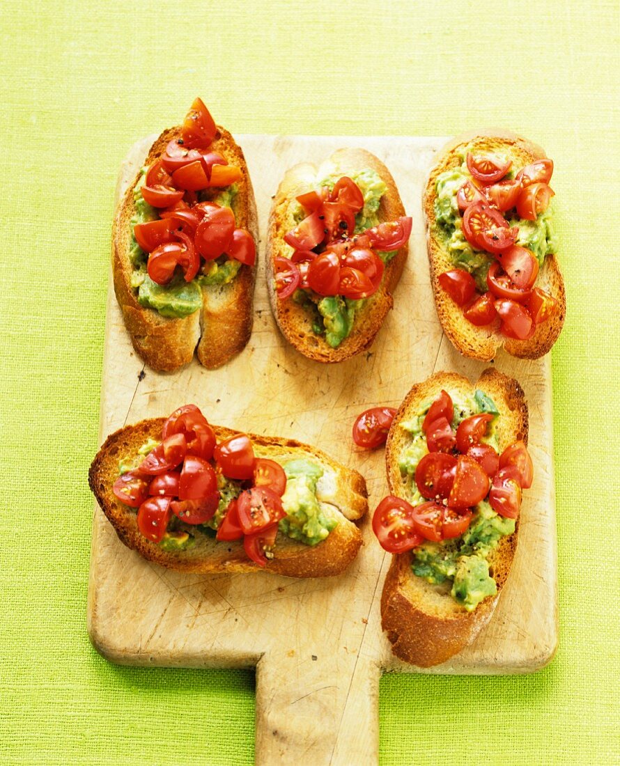 Avocado-Tomaten-Crostini