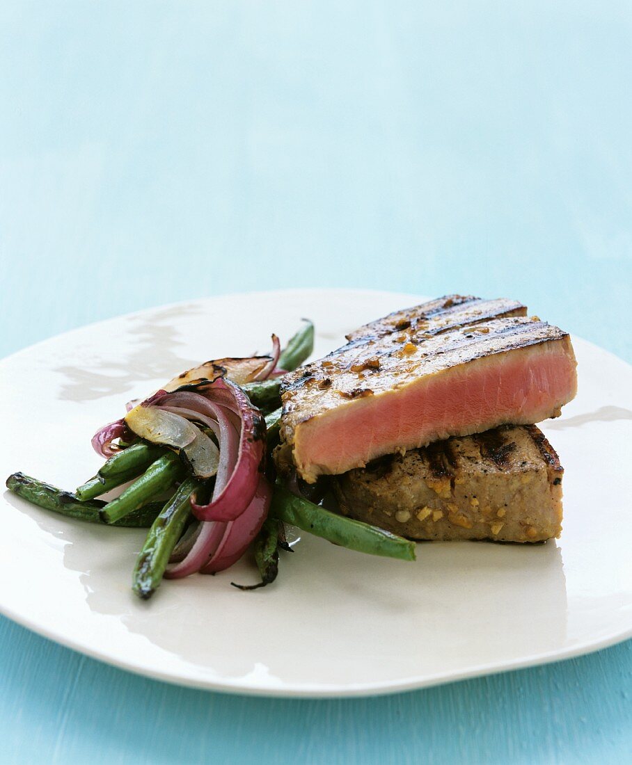 Tuna steak with green beans and red onions
