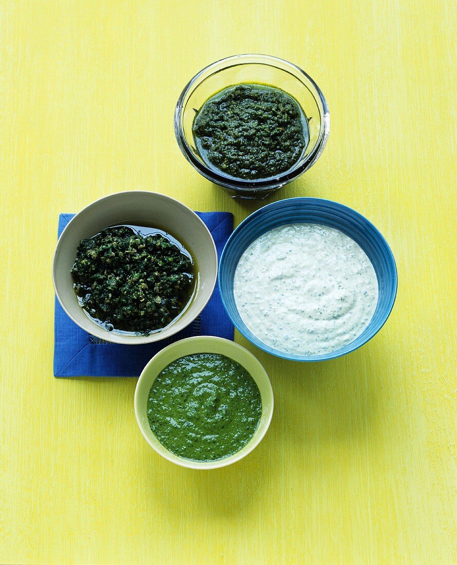 Verschiedene Pesto und Kräuter-Joghurt-Sauce