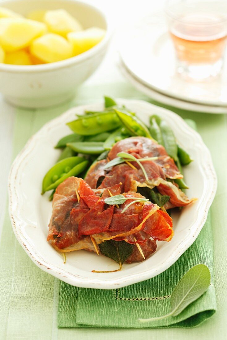 Saltimbocca mit Zuckerschoten und Pellkartoffeln