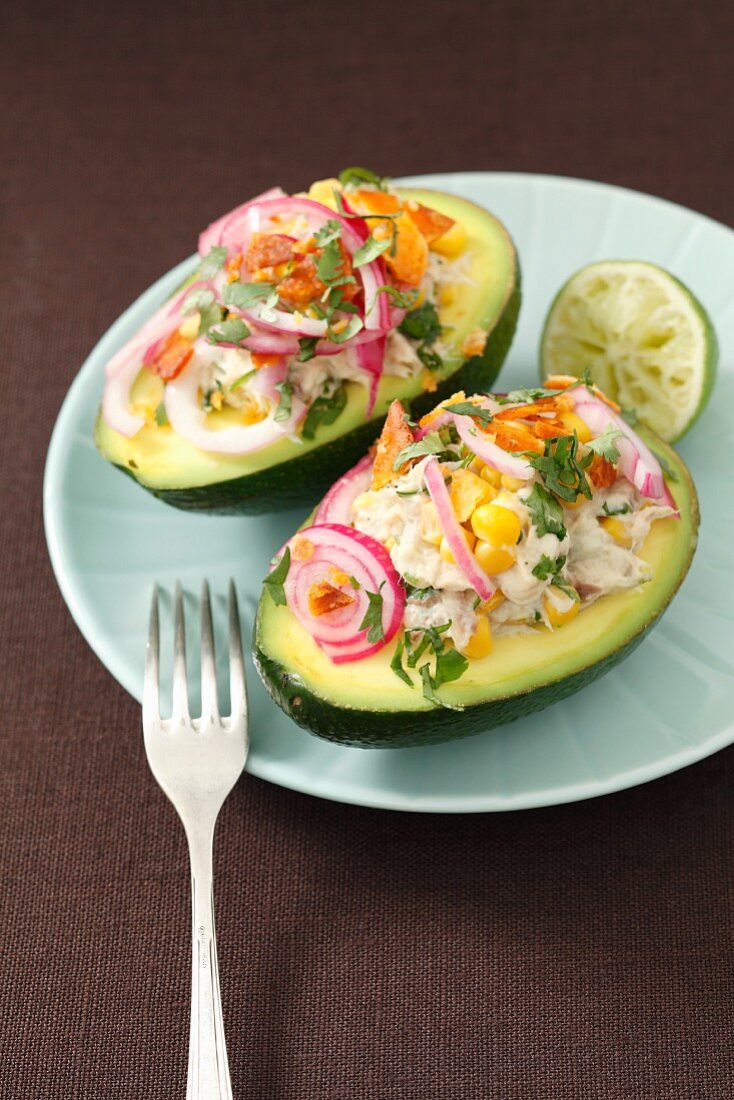 Gefüllte Avocado mit Räuchermakrele und Maissalat mit roten Zwiebeln