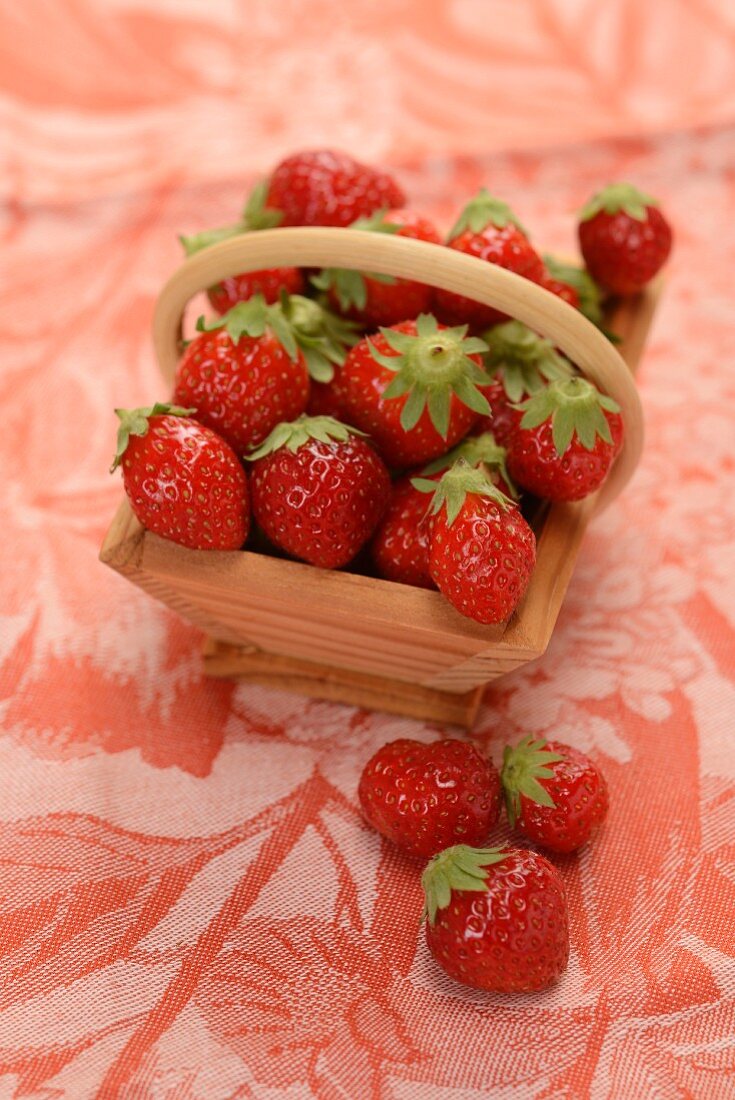 Frische Erdbeeren im Holzkorb