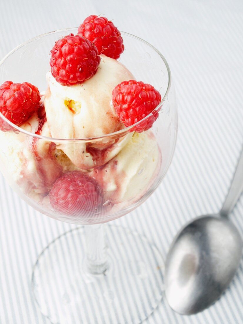 Ice cream with raspberries and raspberry sauce