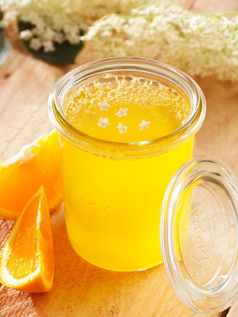 Ein Glas Holunderblüten-Orangen-Gelee