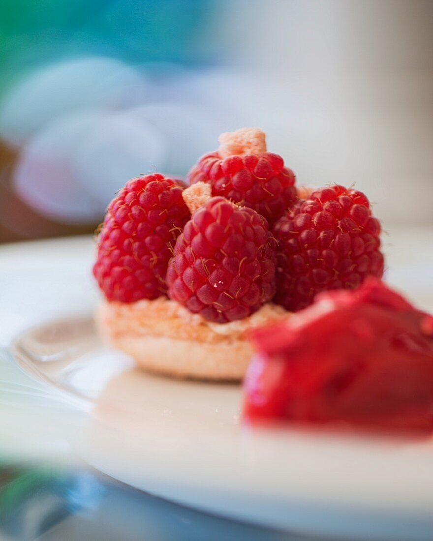 Macaroon with raspberries (close-up)