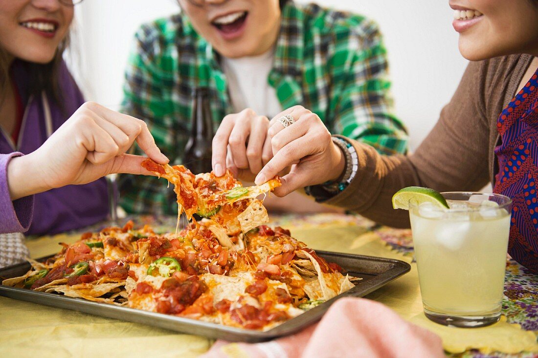 Freunde beim gemeinsamen Essen