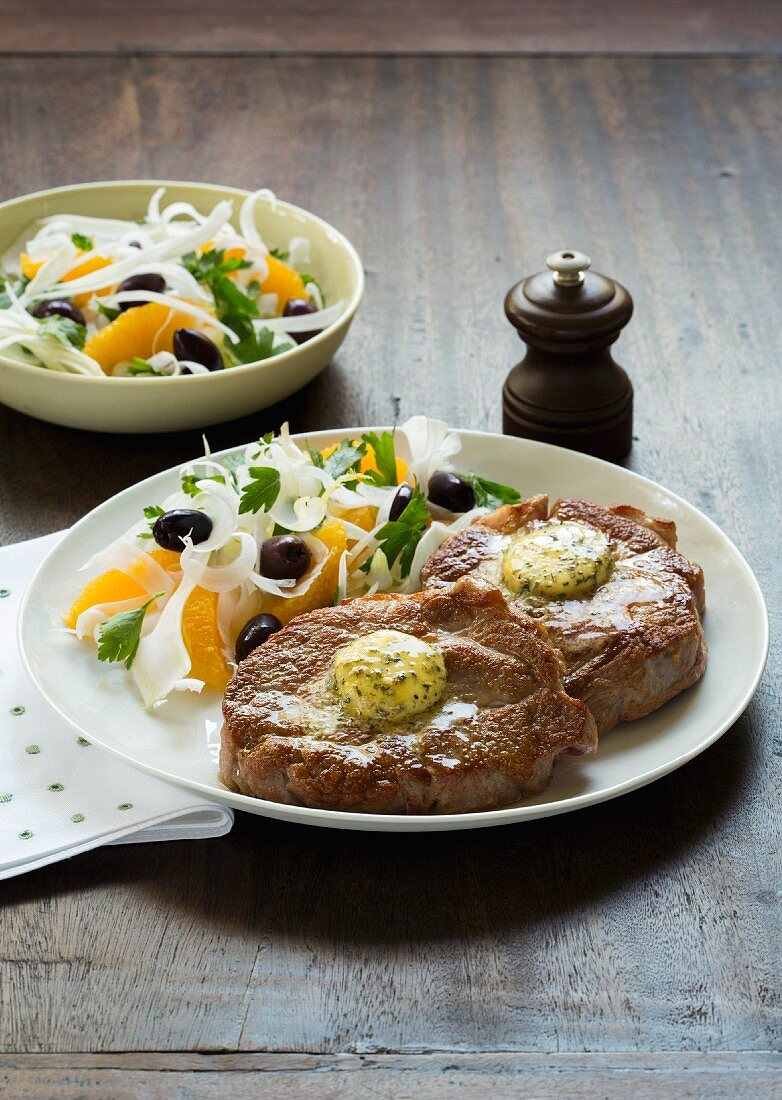 Schweinesteaks mit Kräuterbutter und Fenchel-Orangen-Salat