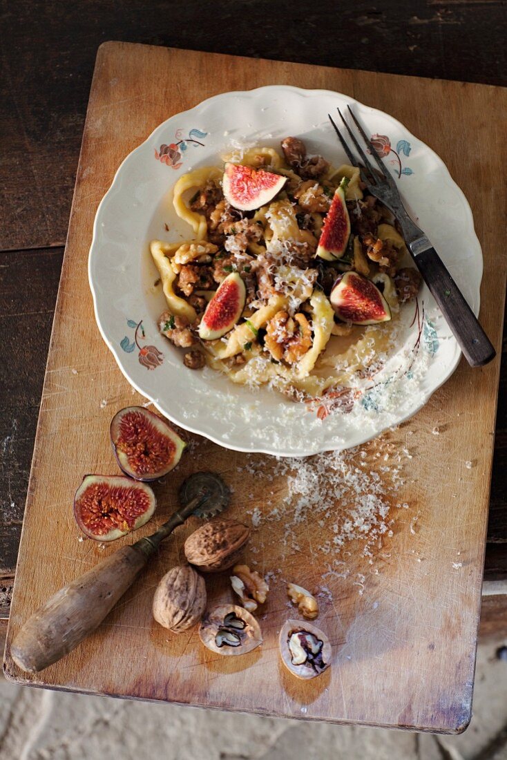 Pasta with figs and walnuts