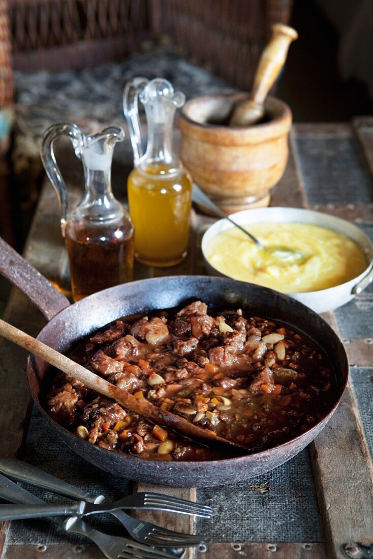 Kaninchenragout mit Polenta