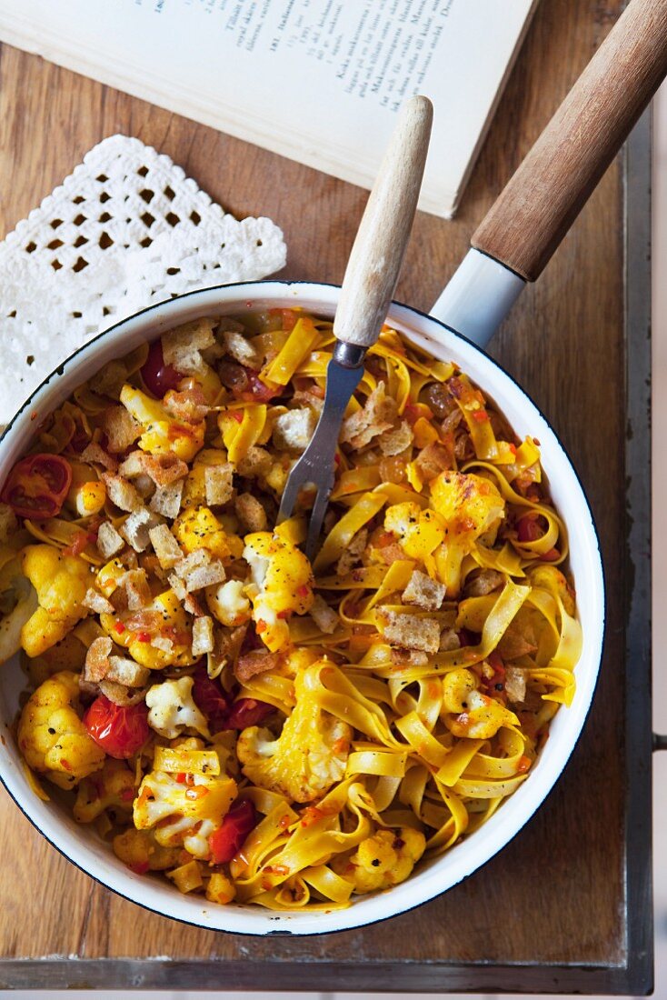 Ribbon pasta with cauliflower and tomatoes