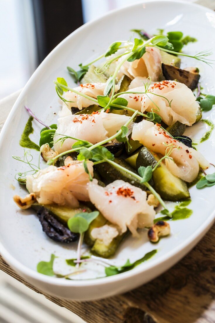 Zander-Ceviche mit Gurken, gerösteten Cashewnüssen und Erbsengrün