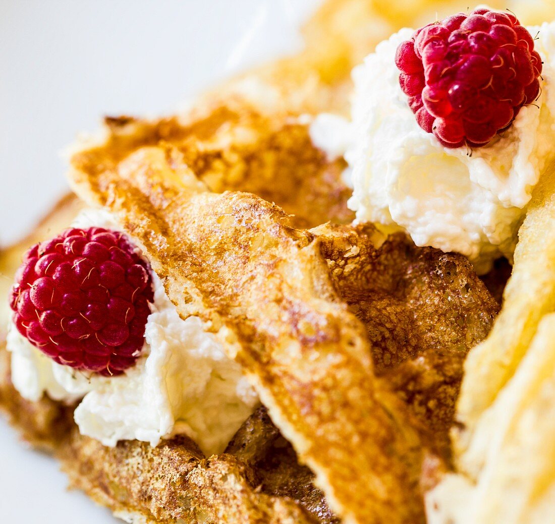 Frische Waffeln mit Himbeeren und Sahne