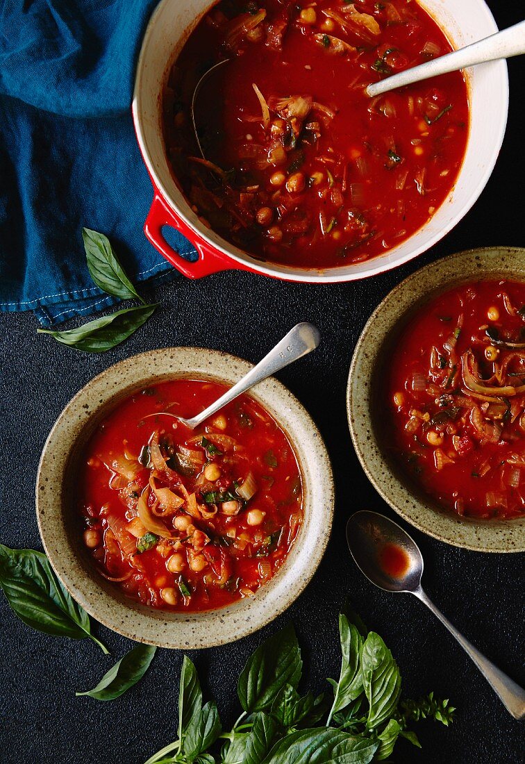 Tomatensuppe mit Kichererbsen, Zwiebeln und Basilikum