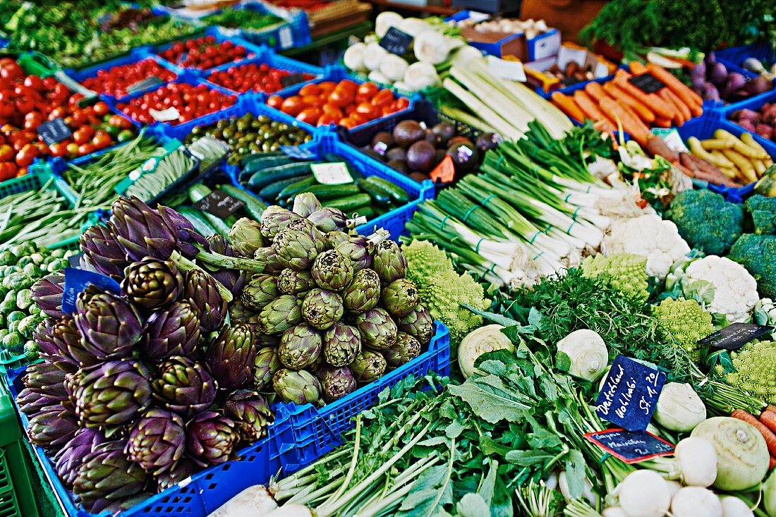 Viele verschiedene Gemüsesorten in Steigen auf dem Markt
