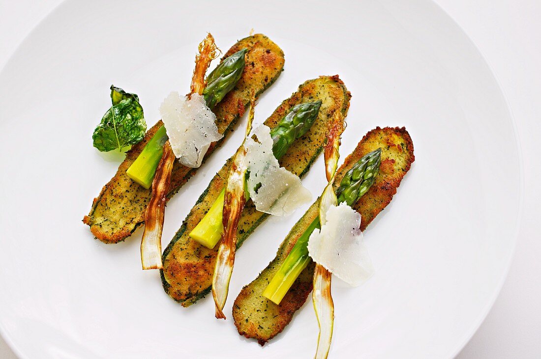 Breaded courgette slices with green asparagus