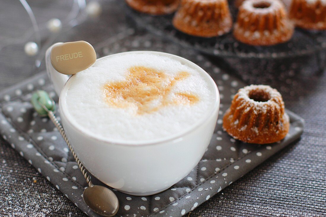 Cappuccino und Mini-Napfkuchen