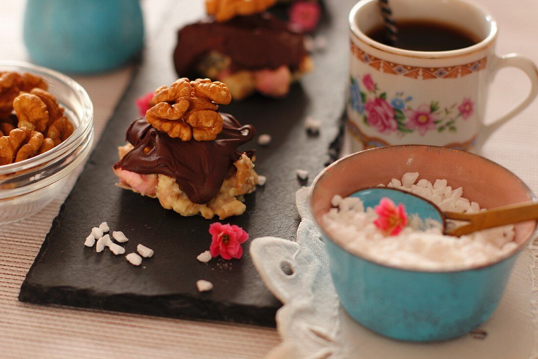 Petit Fours mit Schokolade und Walnüssen
