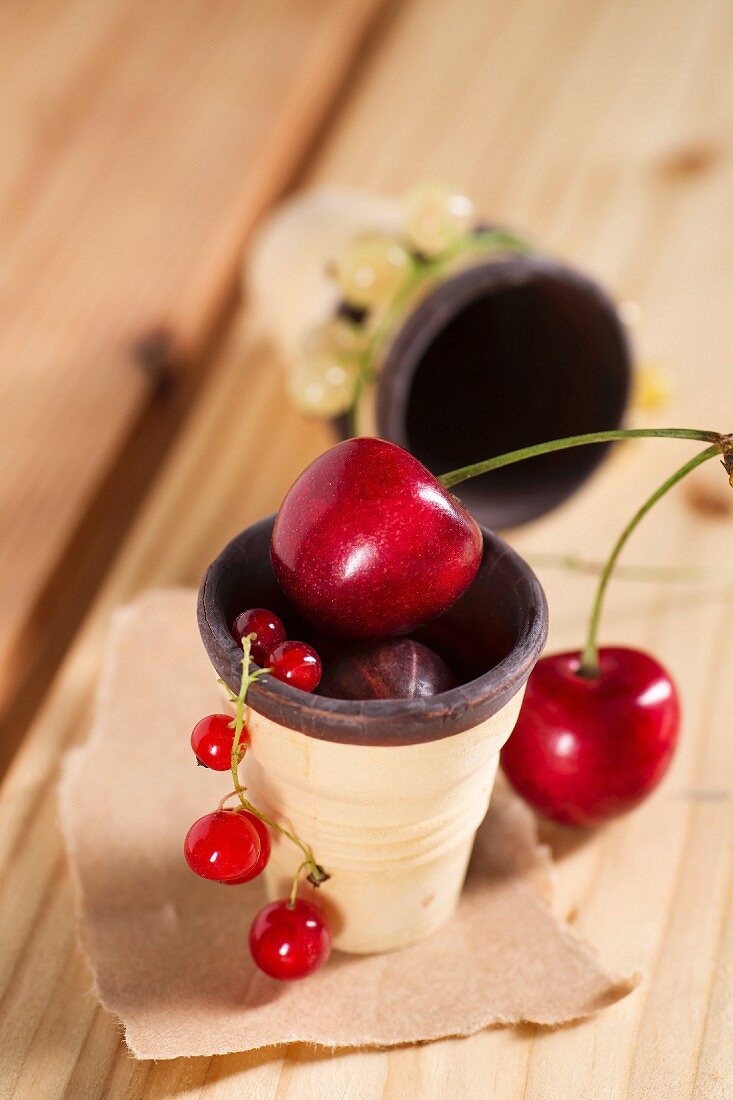 Süsskirschen, rote Johannisbeeren und rote Stachelbeere in Schokowaffelbecher