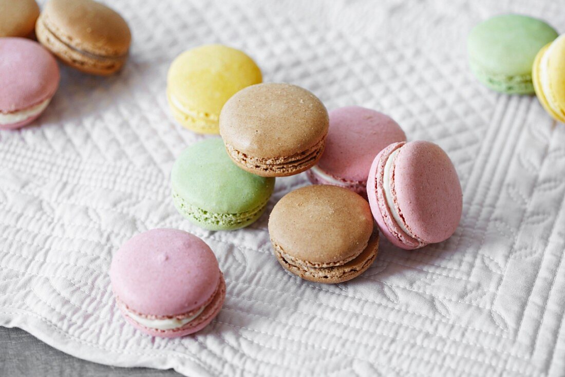 Verschiedene pastellfarbene Macarons