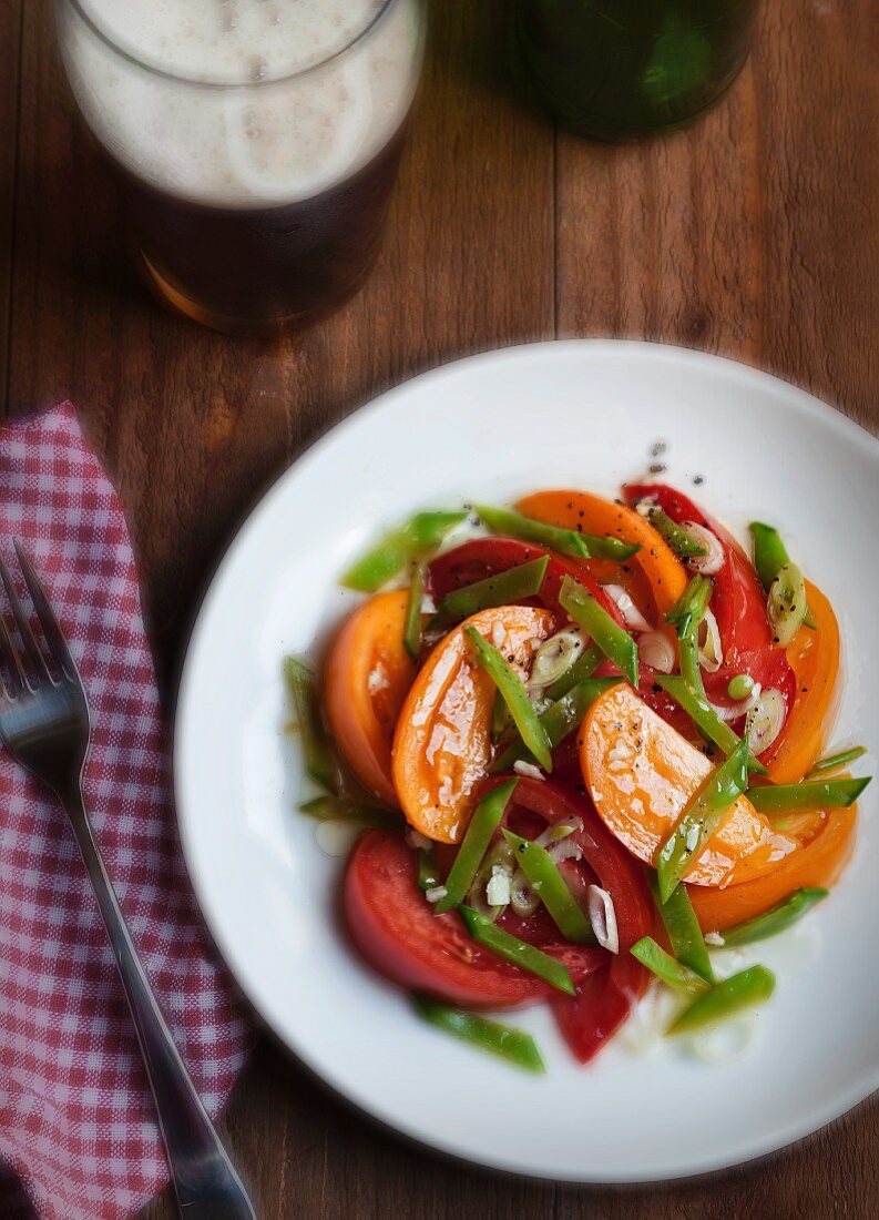 Tomatensalat mit gehackten Zuckerschoten