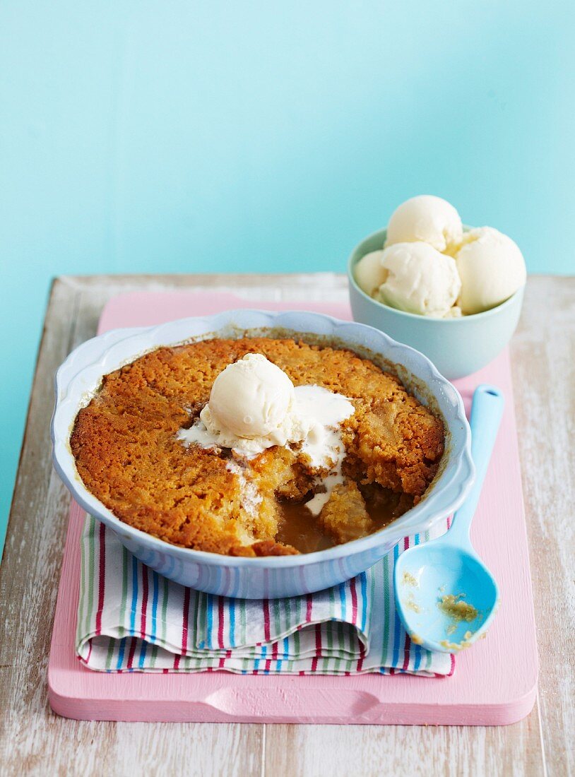 Gebackener Pudding mit Äpfeln, Karamellsauce & Vanilleeis