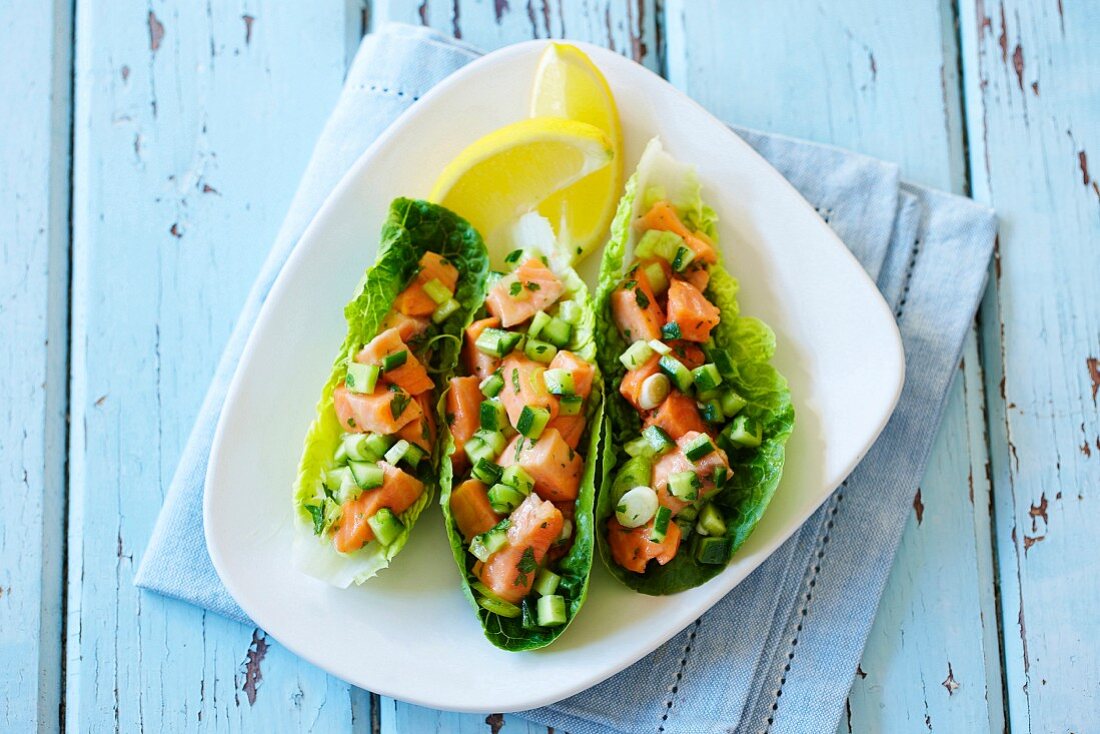 Salatschiffchen mit Ceviche von der Lachsforelle (Aufsicht)