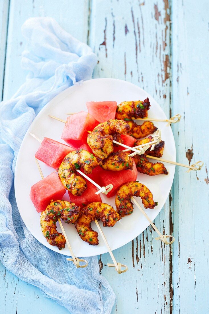 Scharfe Garnelenspiesschen mit Wassermelone (Aufsicht)