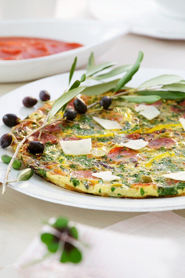 Herzhaftes Omelett mit Kräutern, Salami und Oliven