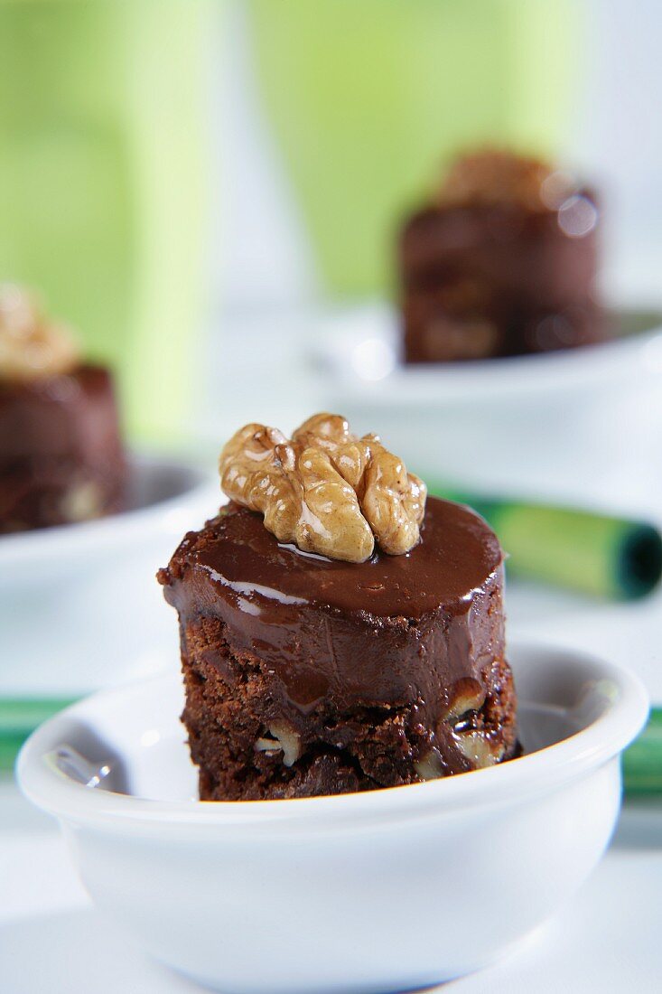 Sponge cake with chocolate and walnuts