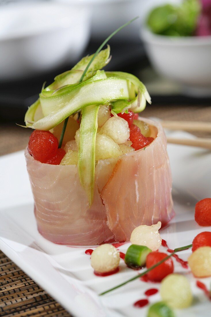 Melonenkugeln mit Schwertfisch und Wildspargel