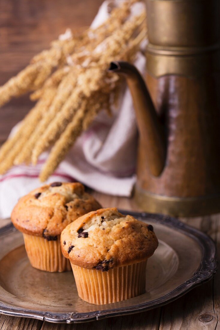 Muffins vor rustikalem Hintergrund