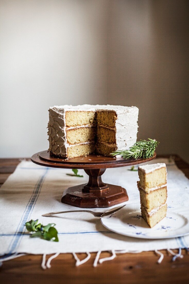 Rosmarin-Polenta-Kuchen mit Honig-Butter-Creme