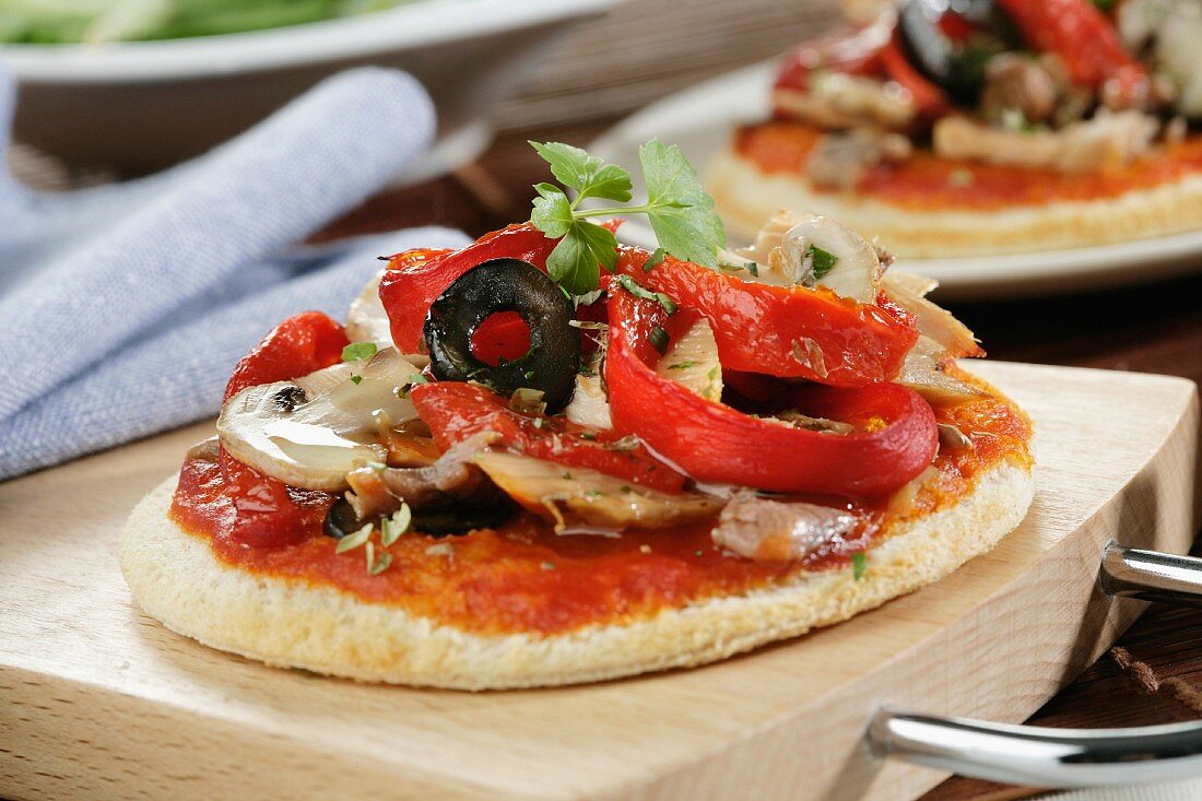 Mini pizza with peppers, mushrooms and olives